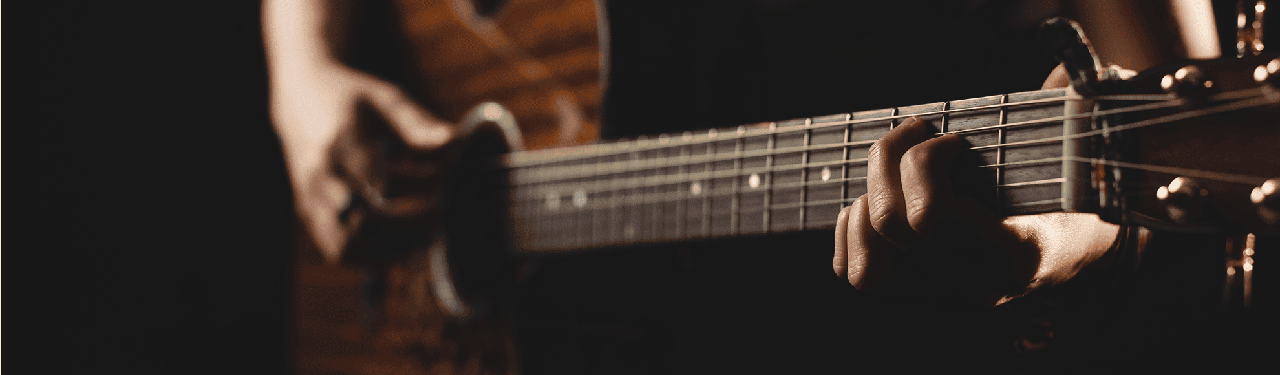 Bannière d'illustration de la page blob, main d'homme sur manche de guitare