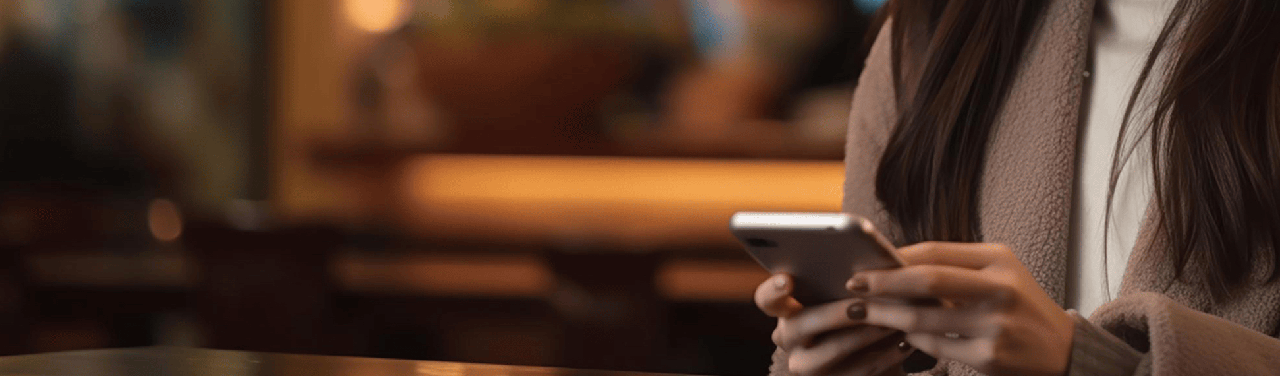 Bannière de la page contact d'Argeddon, femme écrivant message sur son mobile